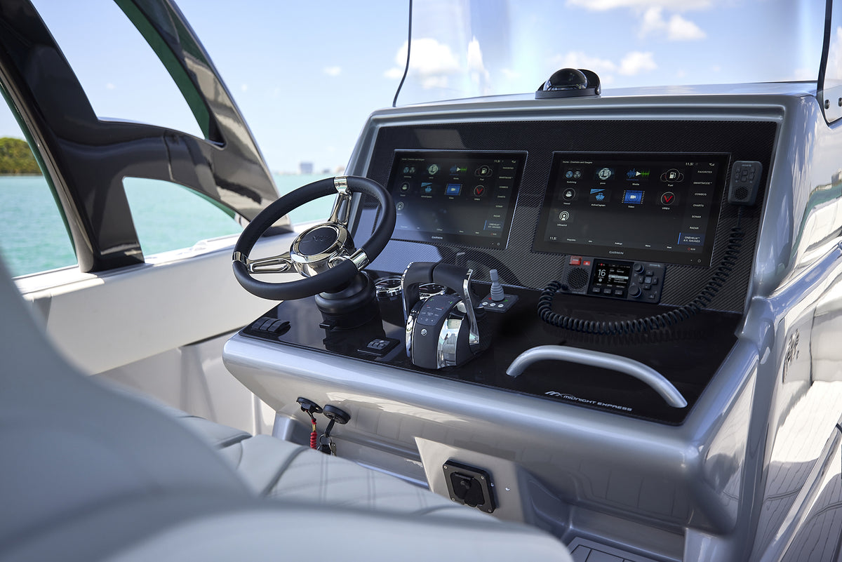 em-trak X100 VHF AIS Marine Radio | DSC Transceiver with Wireless Control
