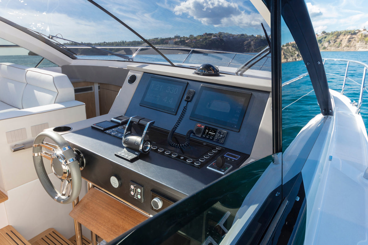 em-trak X100 VHF AIS Marine Radio | DSC Transceiver with Wireless Control
